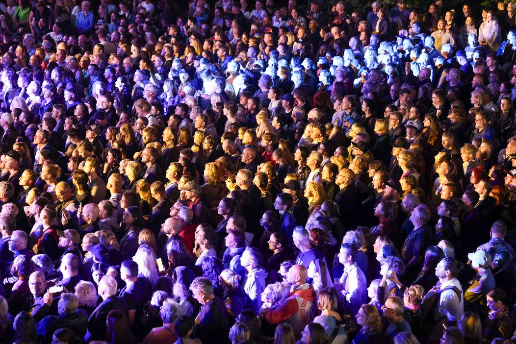 Koncert Russella Croewa s jeho kapelou Indoor Garden Party