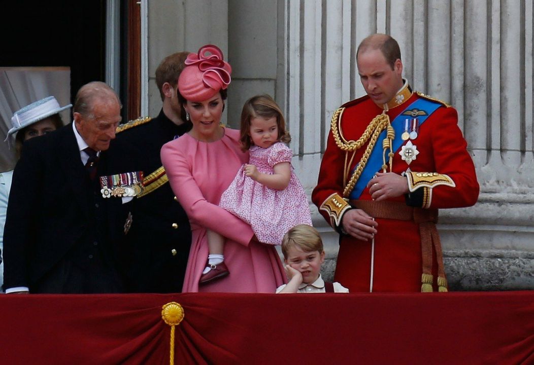 Znudený princ George na balkóne Buckinghamského paláca v roku 2017