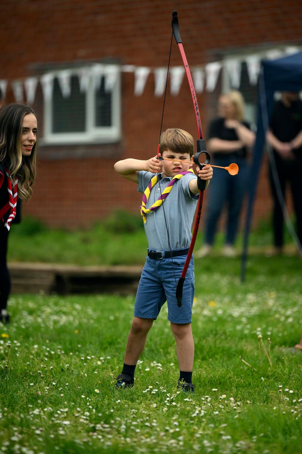 Dobrovoľníctvo si počas korunovácie skúsil aj princ William s rodinou