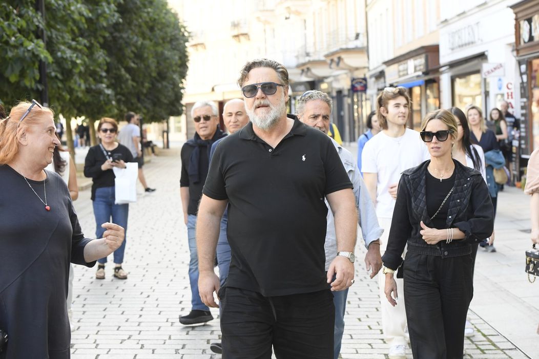 Russell Crowe je už v Karlových Varoch