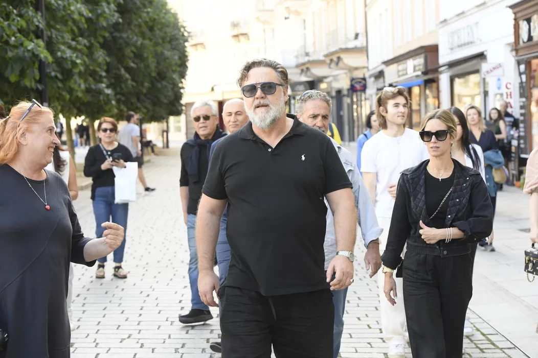Russell Crowe je už v Karlových Varoch