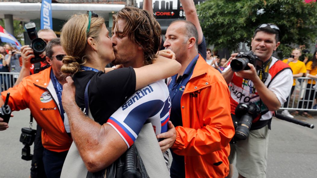 Slovenský cyklista Peter Sagan takto bozkával svoju ešte priateľku Katarínu Smolkovú v roku 2015.