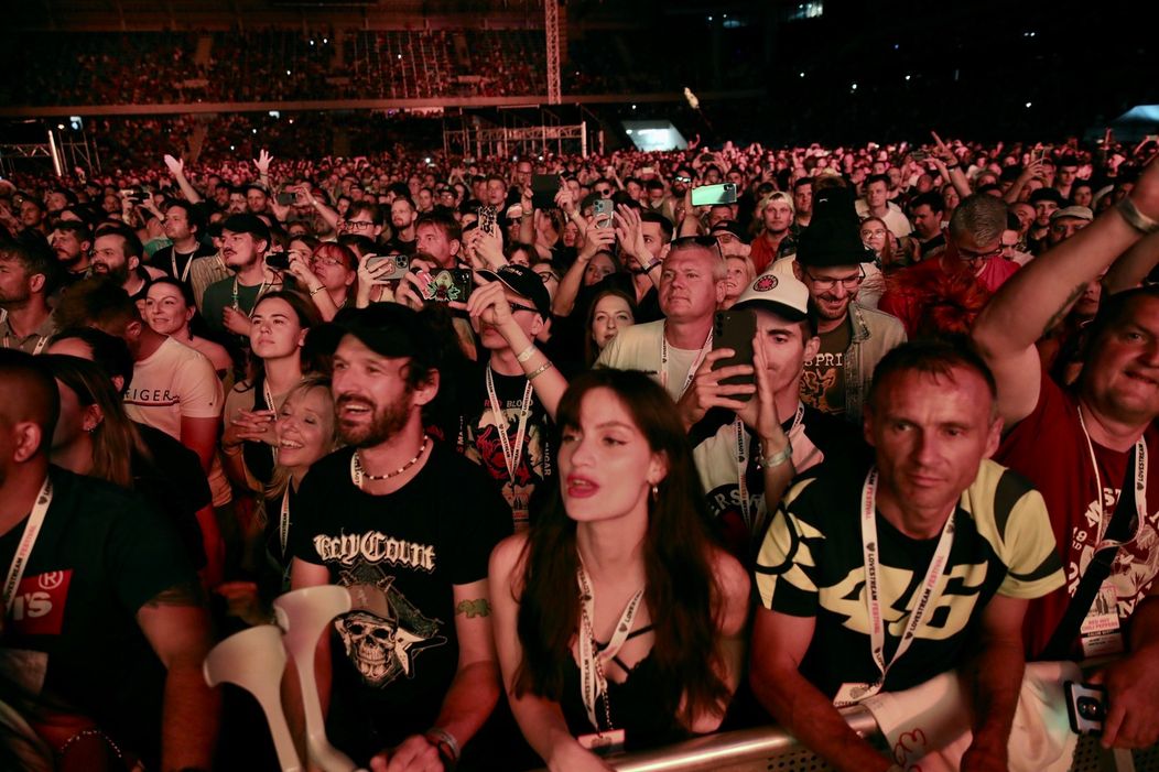 Preplnený štadión na Red Hot Chili Peppers