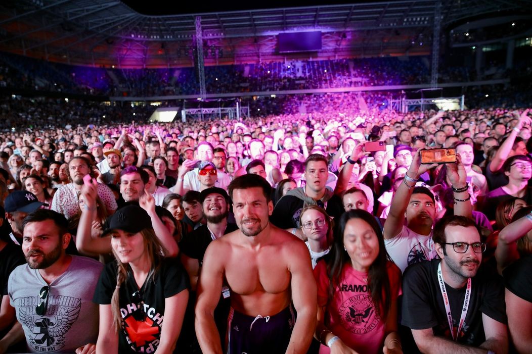 Preplnený štadión na Red Hot Chili Peppers
