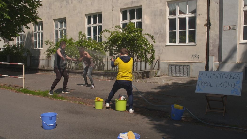 Umyvárka mokré tričko sa bez vody nezaobíde.