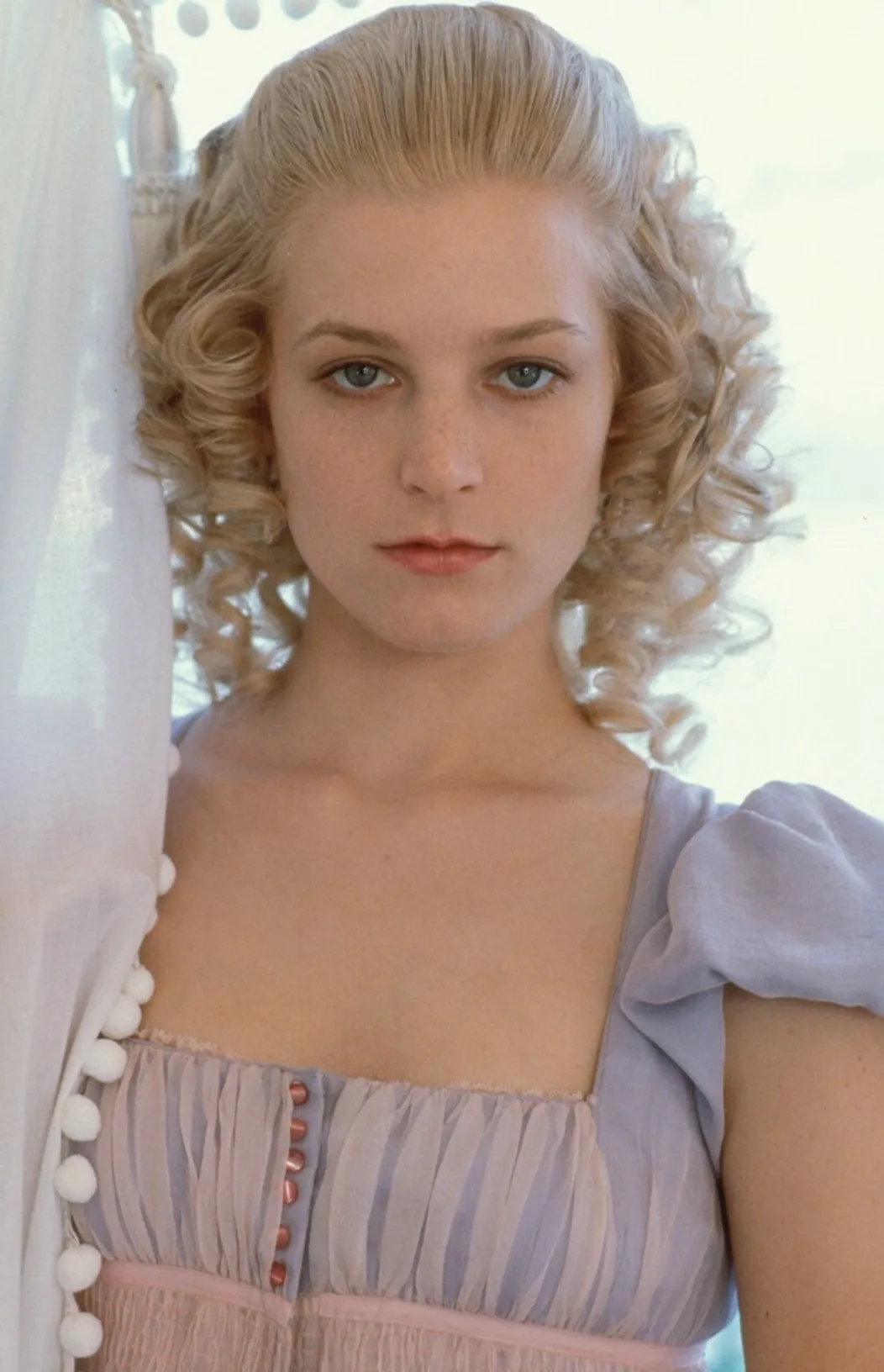 Bridget Fonda vo vilme Odpútaný Frankenstein, 1990