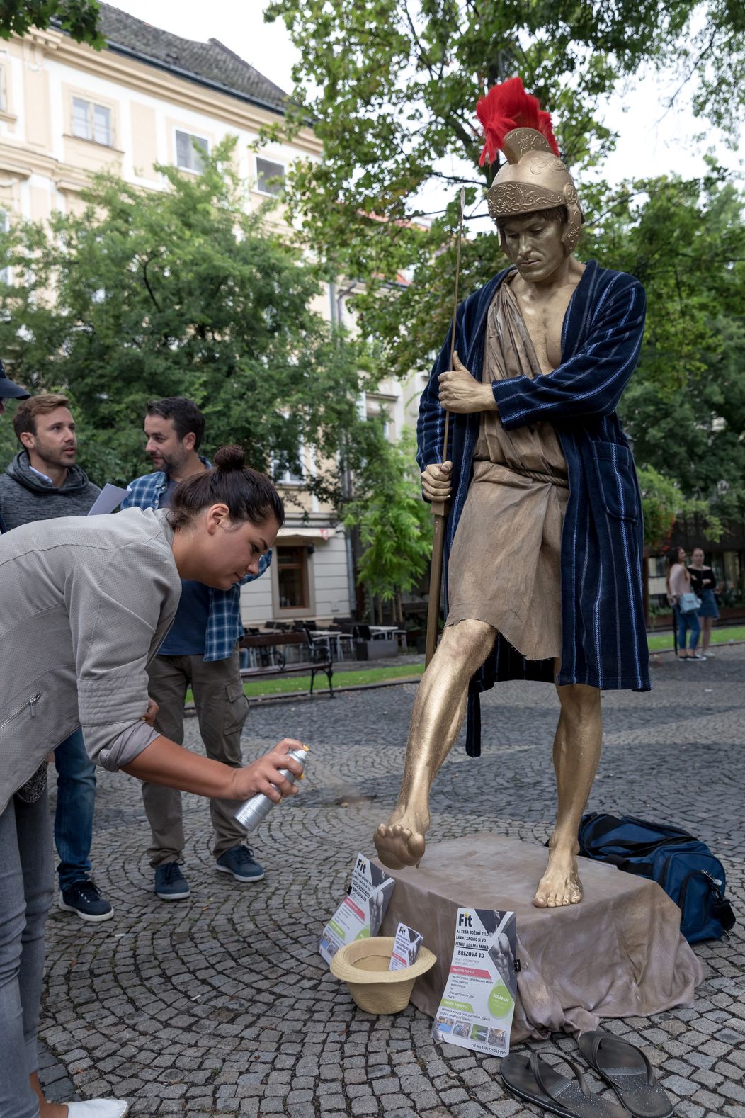 Byť živou sochou si žiada špeciálnu prípravu.