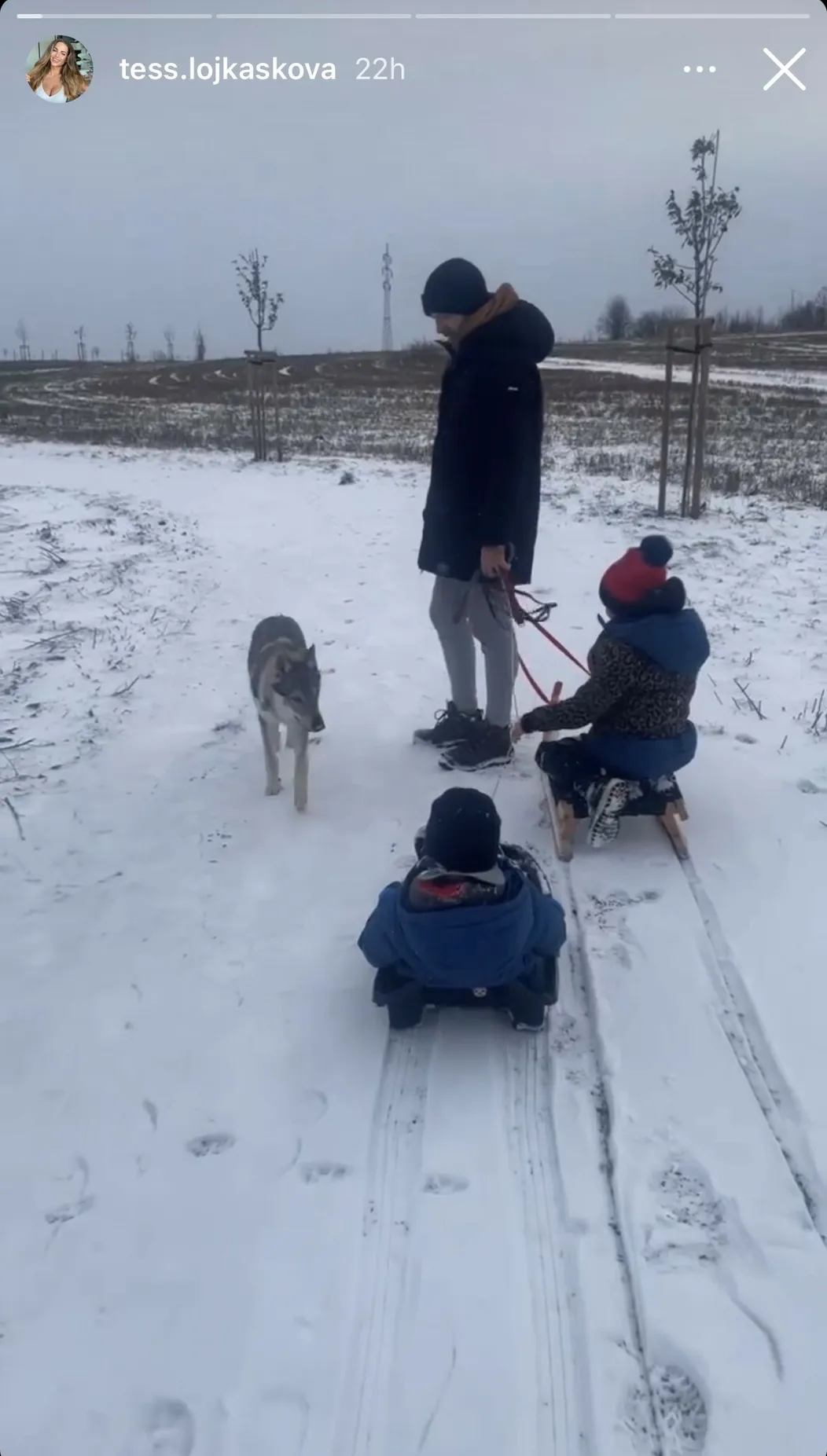 Tess s novým priateľom a jeho deťmi.
