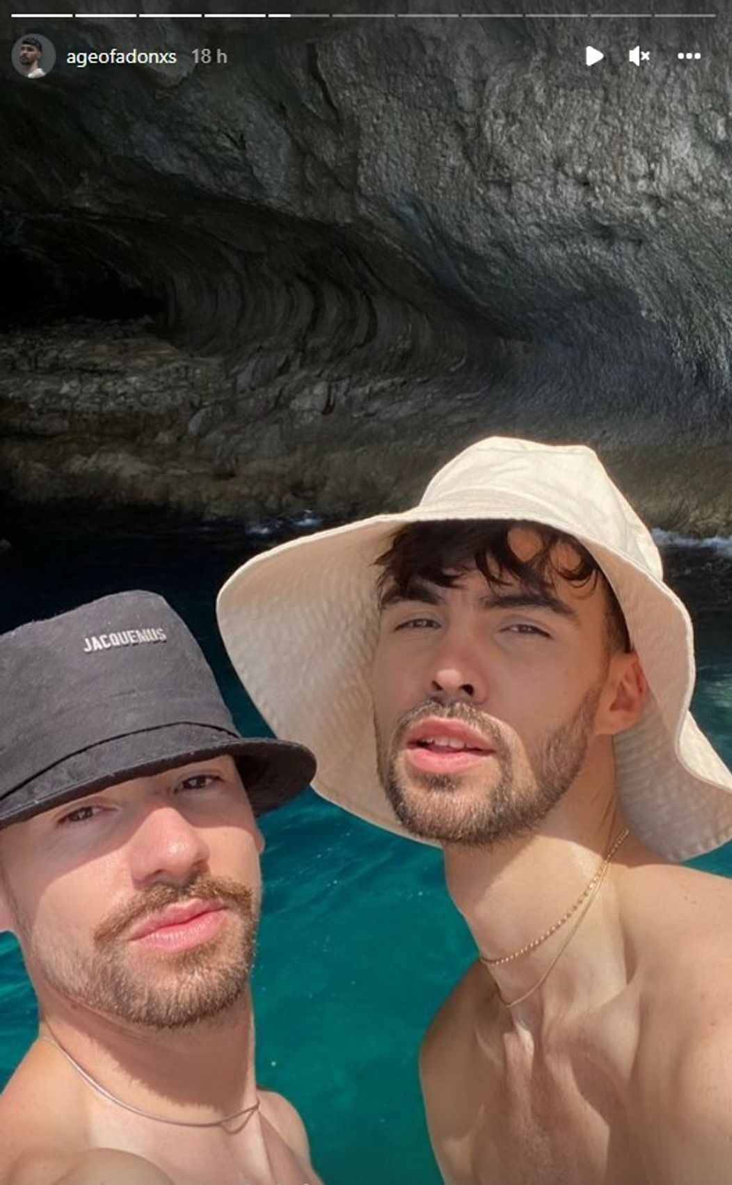 Adam si vyrazil s kamarátmi k moru