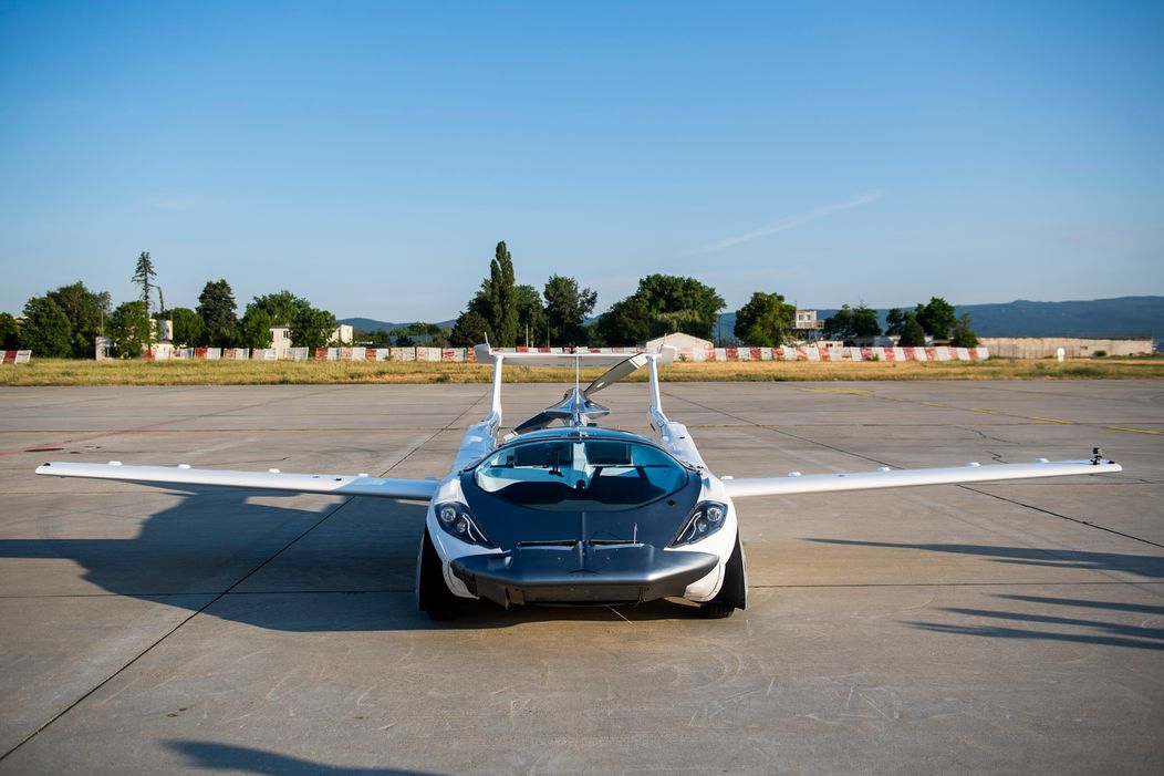 Lietajúce auto Aircar po prvý raz absolvovalo let medzi dvoma medzinárodnými letiskami