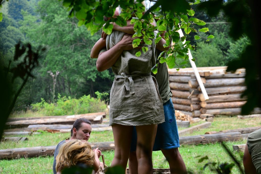 Selena Gomez a Timothée Chalamet počas nakrúcania vášnivej scény