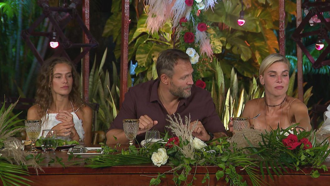 Andrea a Žaneta na hostine k zlúčeniu spolu s Ondrom.