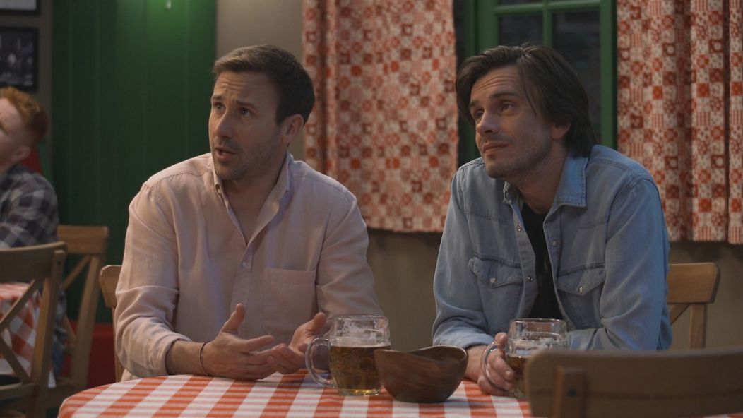 Edo dokazuje, že je vtipný.