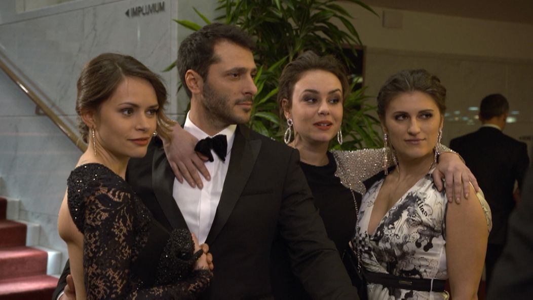 Alex si nevedel vybrať, tak vzal na ples všetky tri kásky.