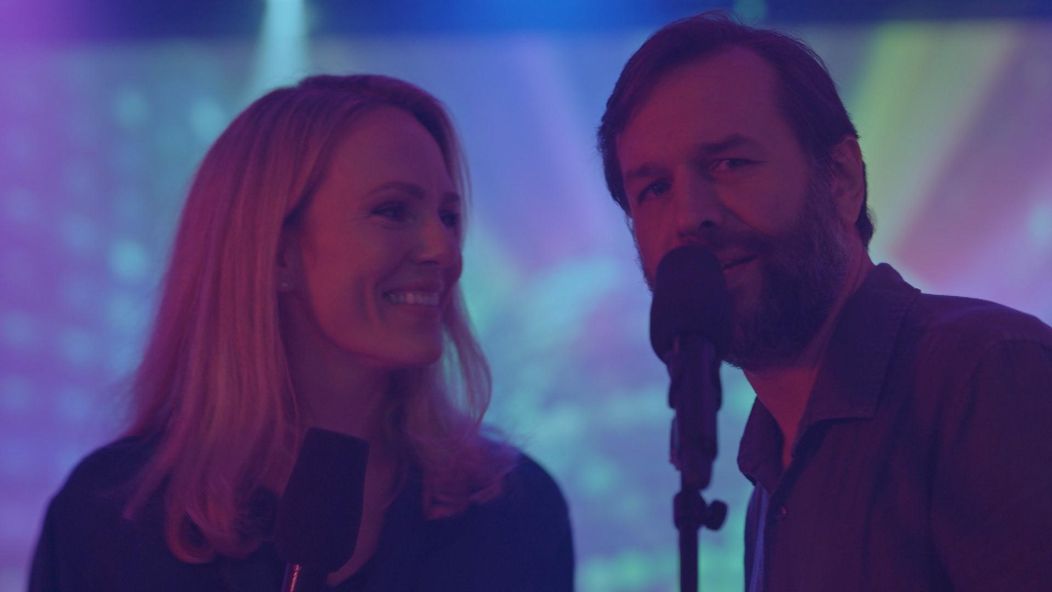 Radosť z perfektnej oslavy Adamových (Kamil Mikulčík) narodenín vystriedal strach.