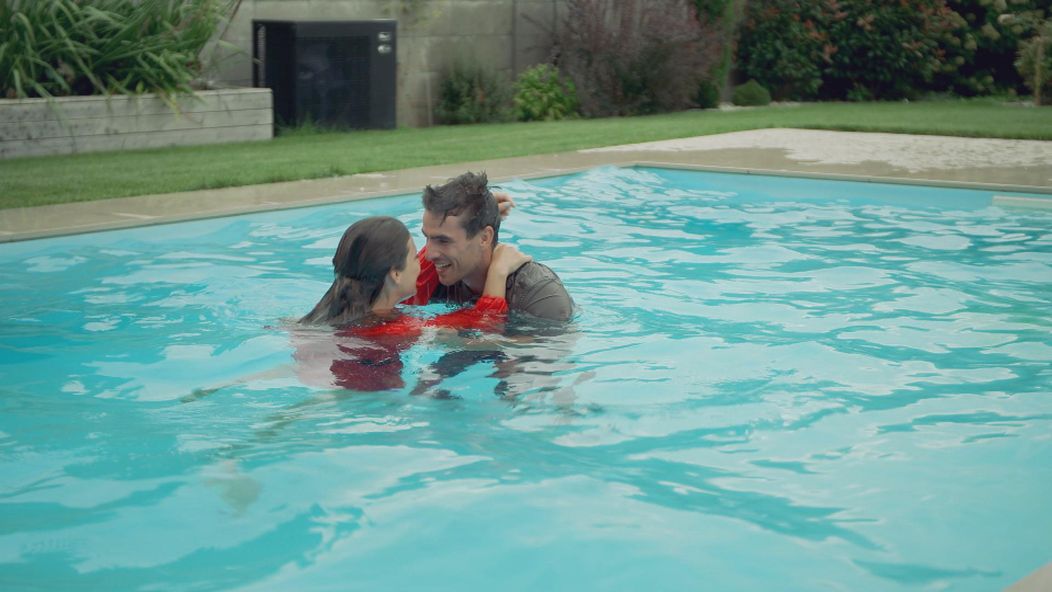 Naďa a Martin v bazéne