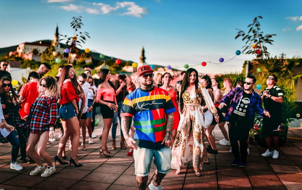 Kaliho nová pesnička je na svete. Svieži letný beat roztancuje aj vás!	