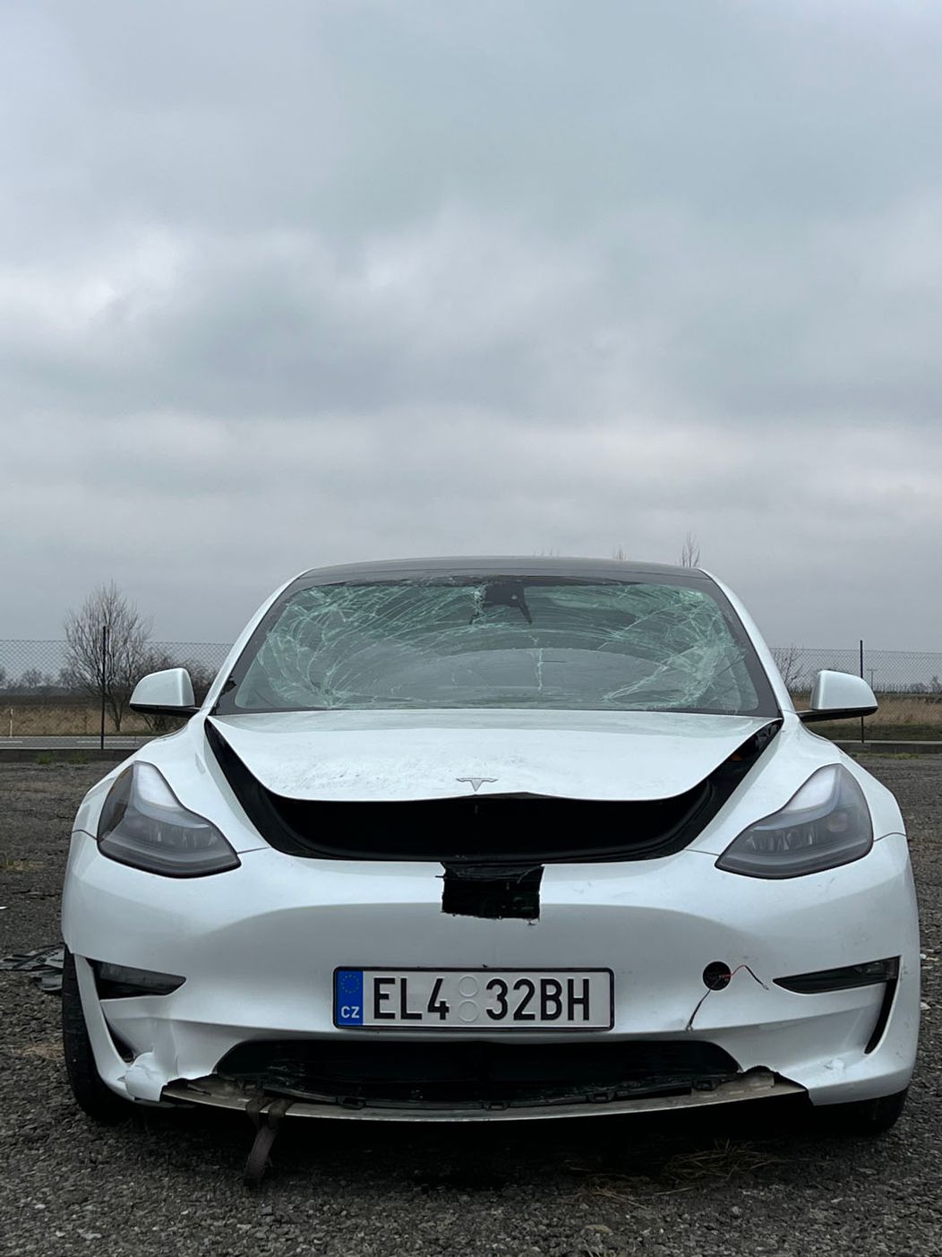 Mirov elektromobil skončil v rybníku, momentálne je v takomto stave