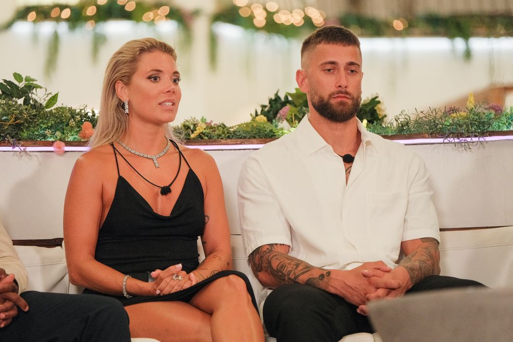 Ostrovania mali pri ohnisku určiť pár, ktorý má najmenšiu šancu na úspech.