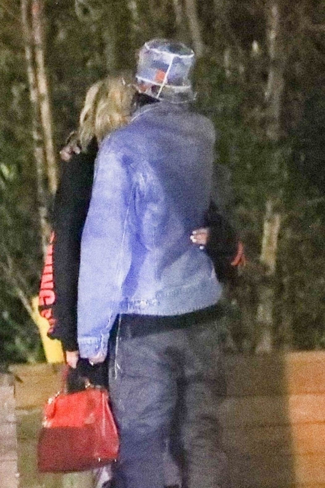 Avril Lavigne a Tyga sa po večeri objali na parkovisku