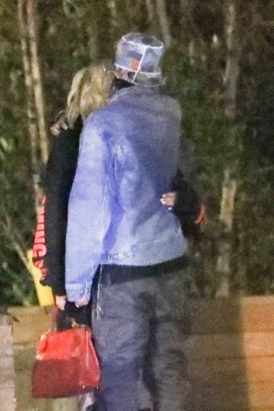 Avril Lavigne a Tyga sa po večeri objali na parkovisku