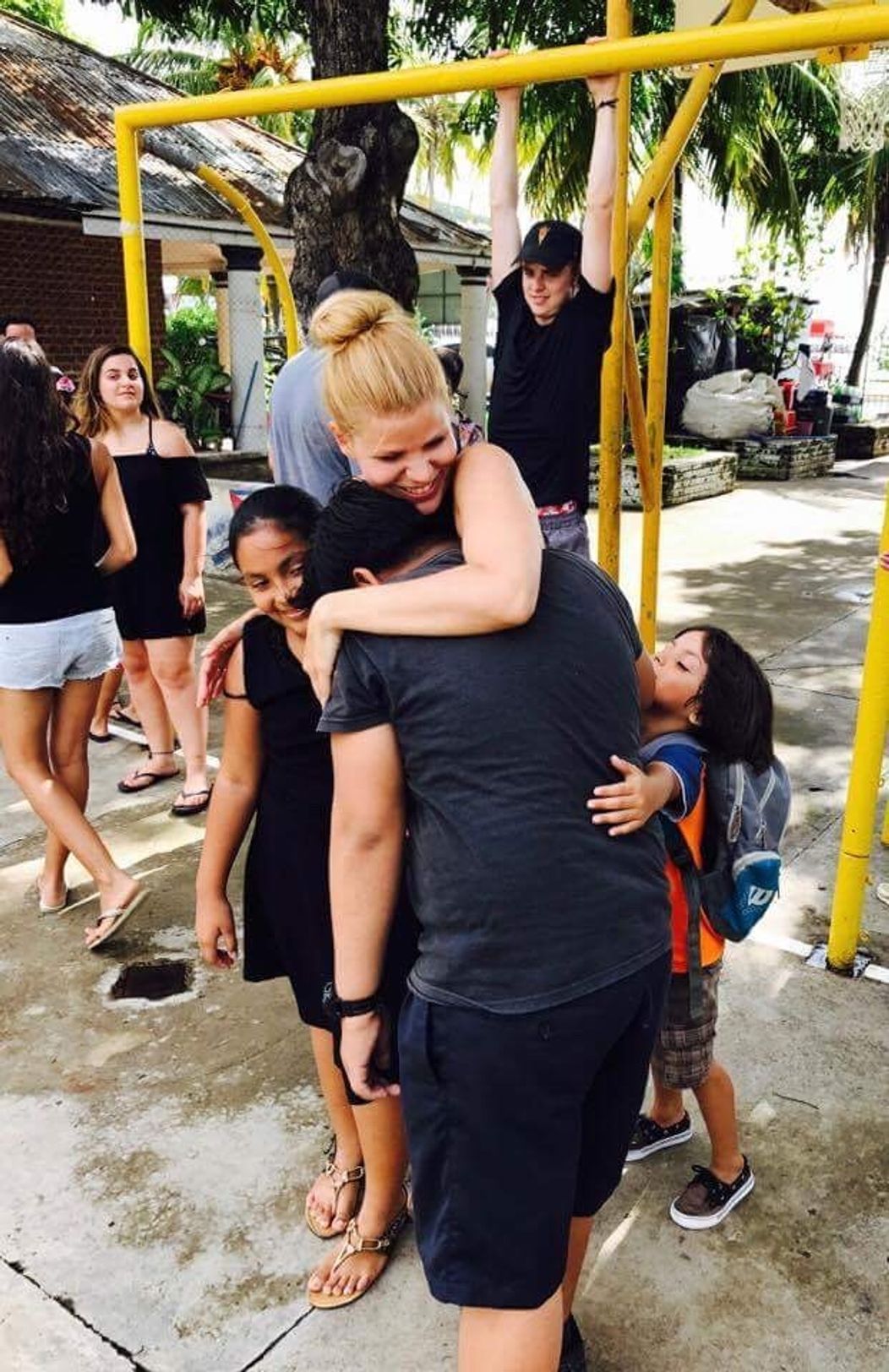 Zuzana Kovačič Hanzelová s miestnymi deťmi