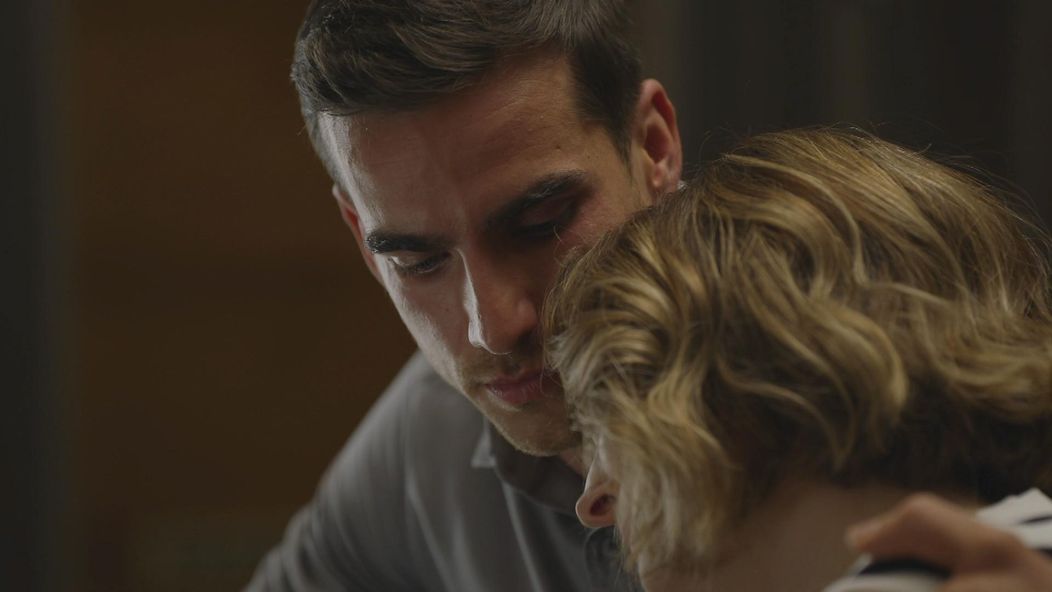 Lucia (Monika Horváthová) a Martin (Adam Bardy) sa zbližujú