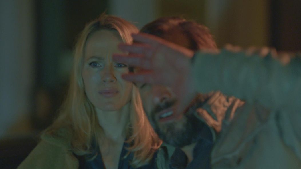 Radosť z perfektnej oslavy Adamových (Kamil Mikulčík) narodenín vystriedal strach.