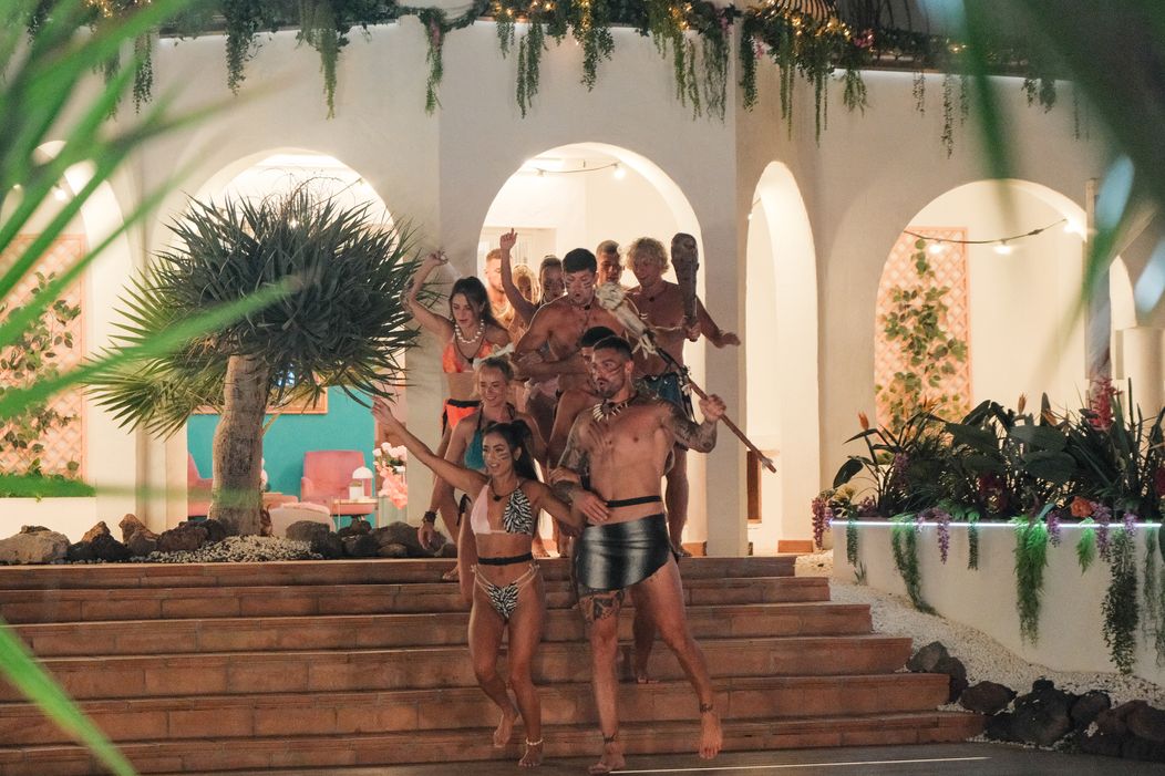 Párty a príchod troch nových bombshellov.