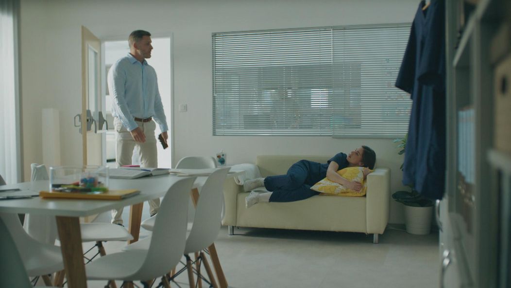 Andrej (Ján Koleník) zistil, že skleróza multiplex Júliinho (Sarah Arató) brata sa nezhoršuje.