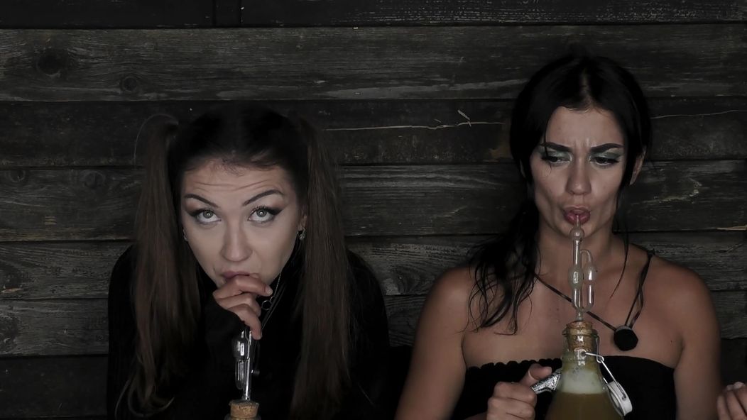 Ema a Azra zasa pijú