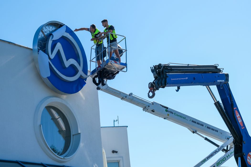 Výmena loga na budove televízia Markíza