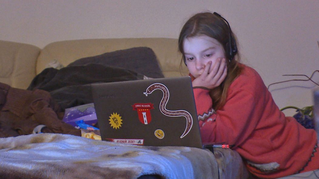 Karolína (12) ukradla z maminho účtu peniaze.