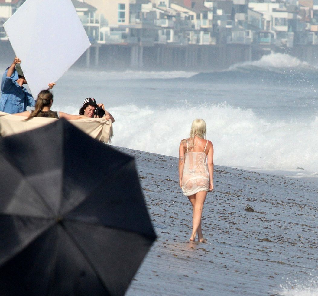 Lady Gaga fotila na pláži.