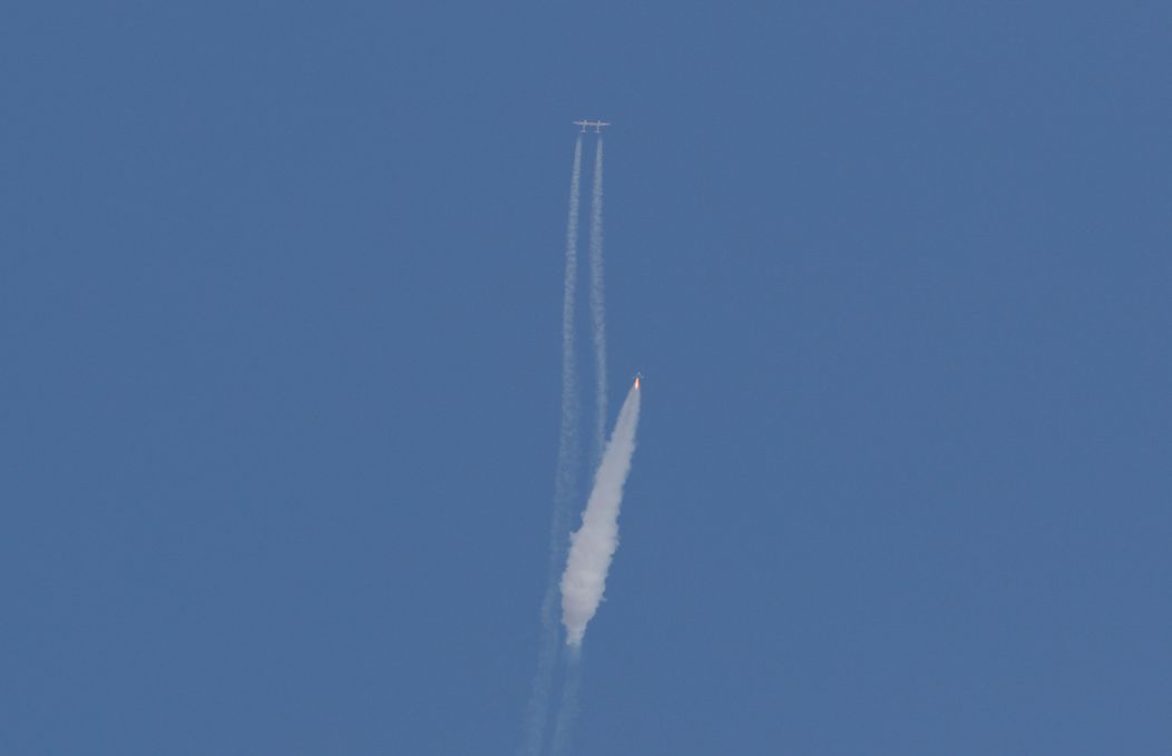 Raketoplán Virgin Galactic s Richardom Bransonom na palube sa odpútal od materskej lode.