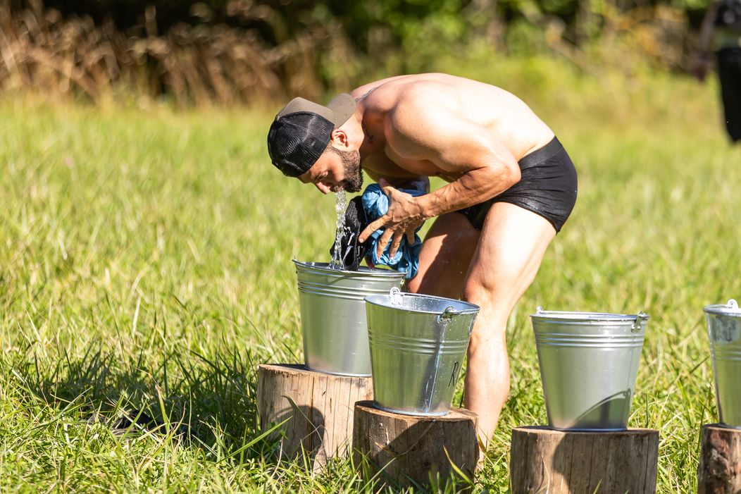 Farmári sa pri hre o odmenu schladili v bazéne, Timo mohol nakupovať