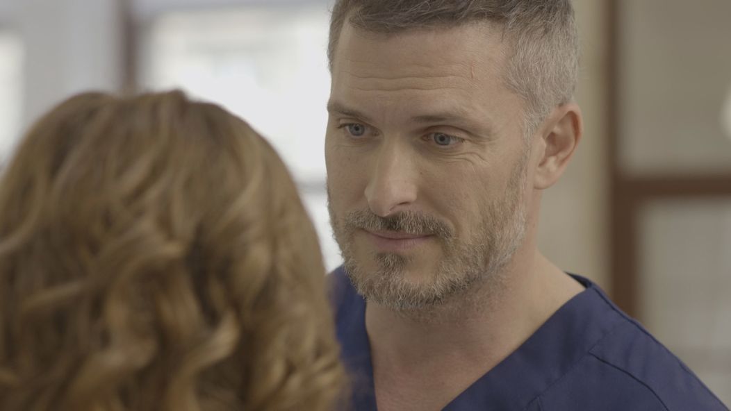 Adela náhle skolabuje.