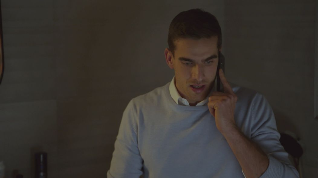 Martin (Adam Baryd) telefonuje s Luciou