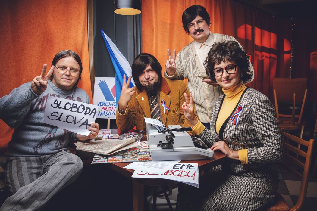 Zľava Jordan Henderson a Sadio Mané z Liverpoolu oslavujú gól na pôde Aston Villy.