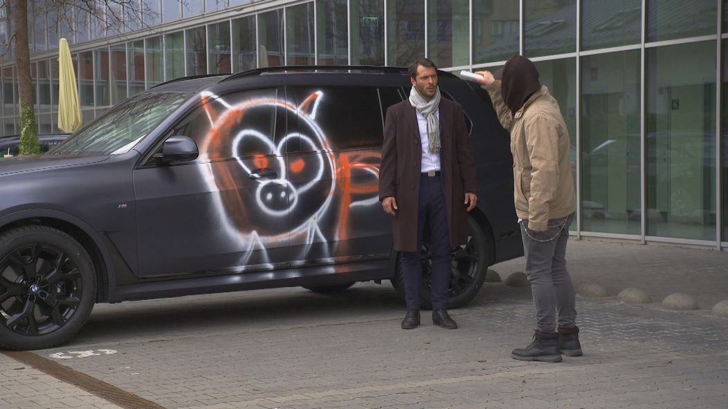 Luky posprejoval Alexovi auto.