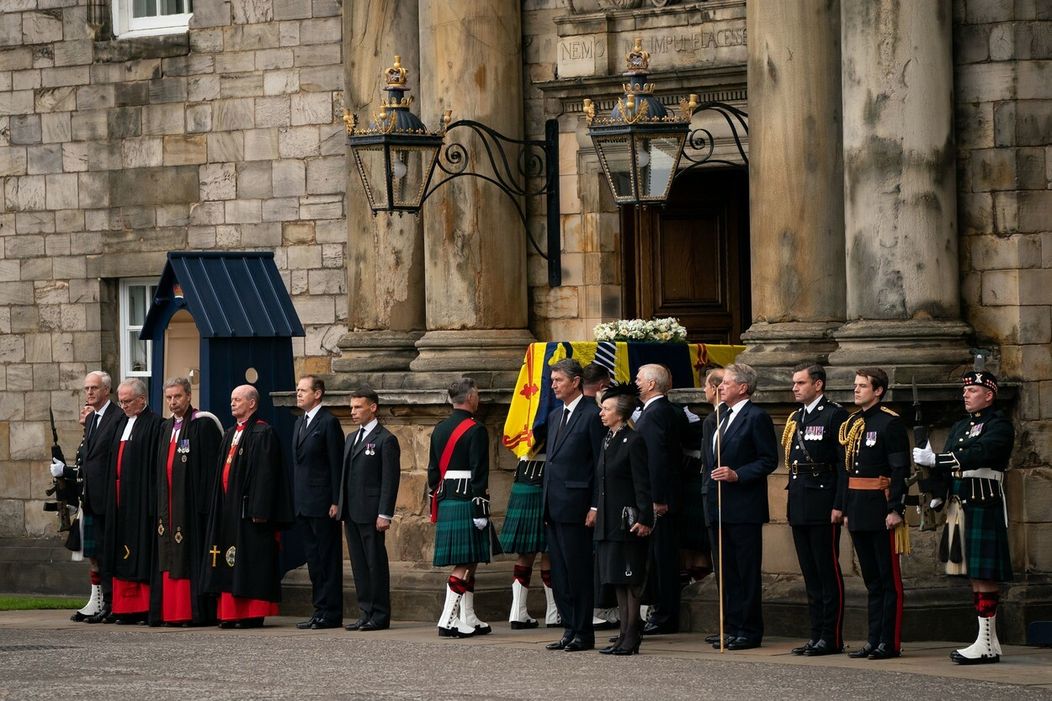 Rakva s pozostatkami kráľovnej Alžbety II. už je v Edinburghu
