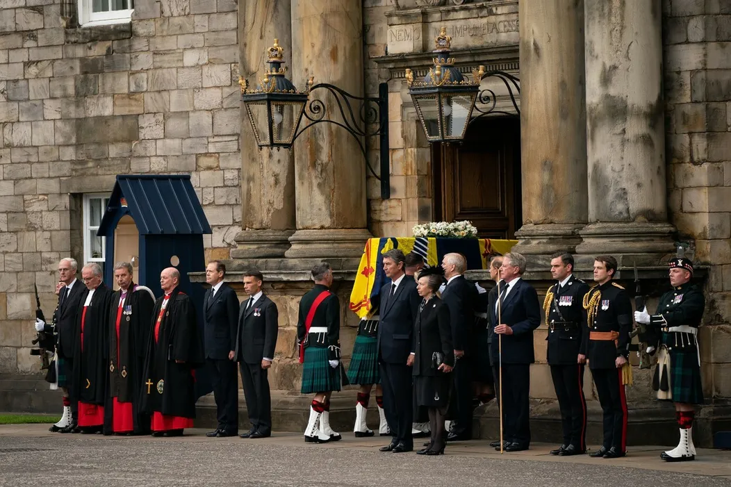 Rakva s pozostatkami kráľovnej Alžbety II. už je v Edinburghu