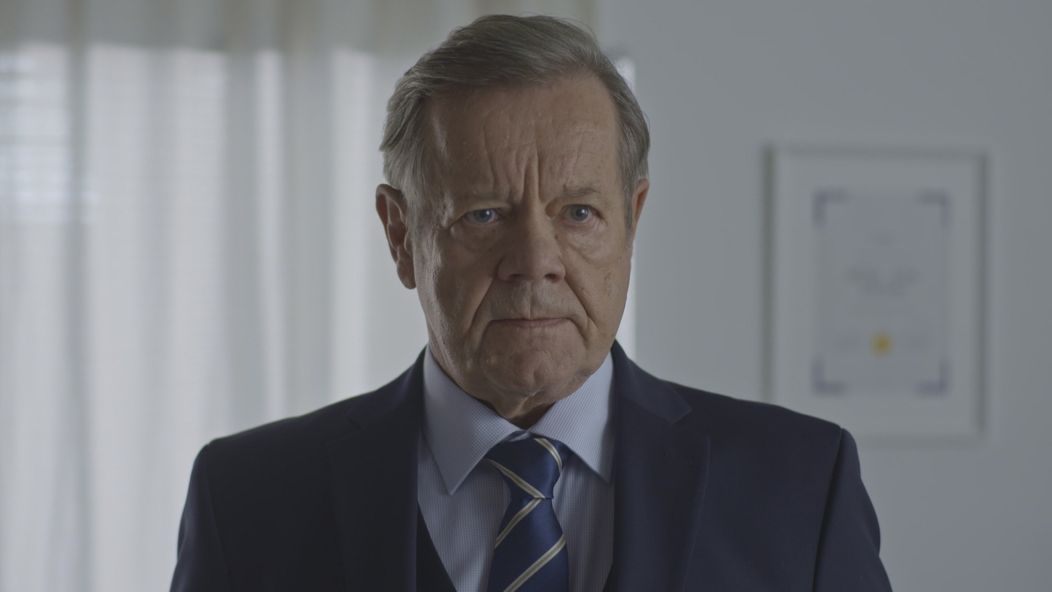 Bednár je, zdá sa, iba bábkou.