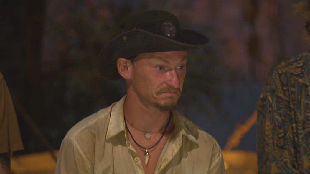 Pirát s Tomášom sa na kmeňovej rade navzájom ochránili individuálnymi imunitami. Oheň tak nakoniec zhasol Radkovi.