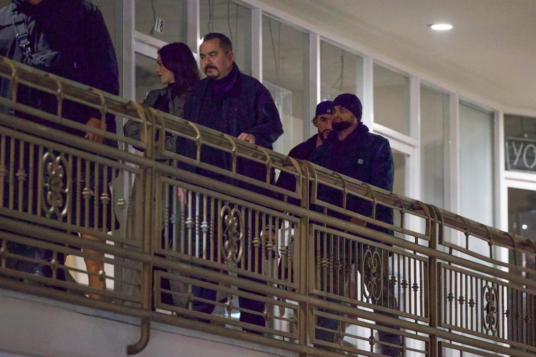 Kendall Jenner, v tesnom závese za ňou Bad Bunny