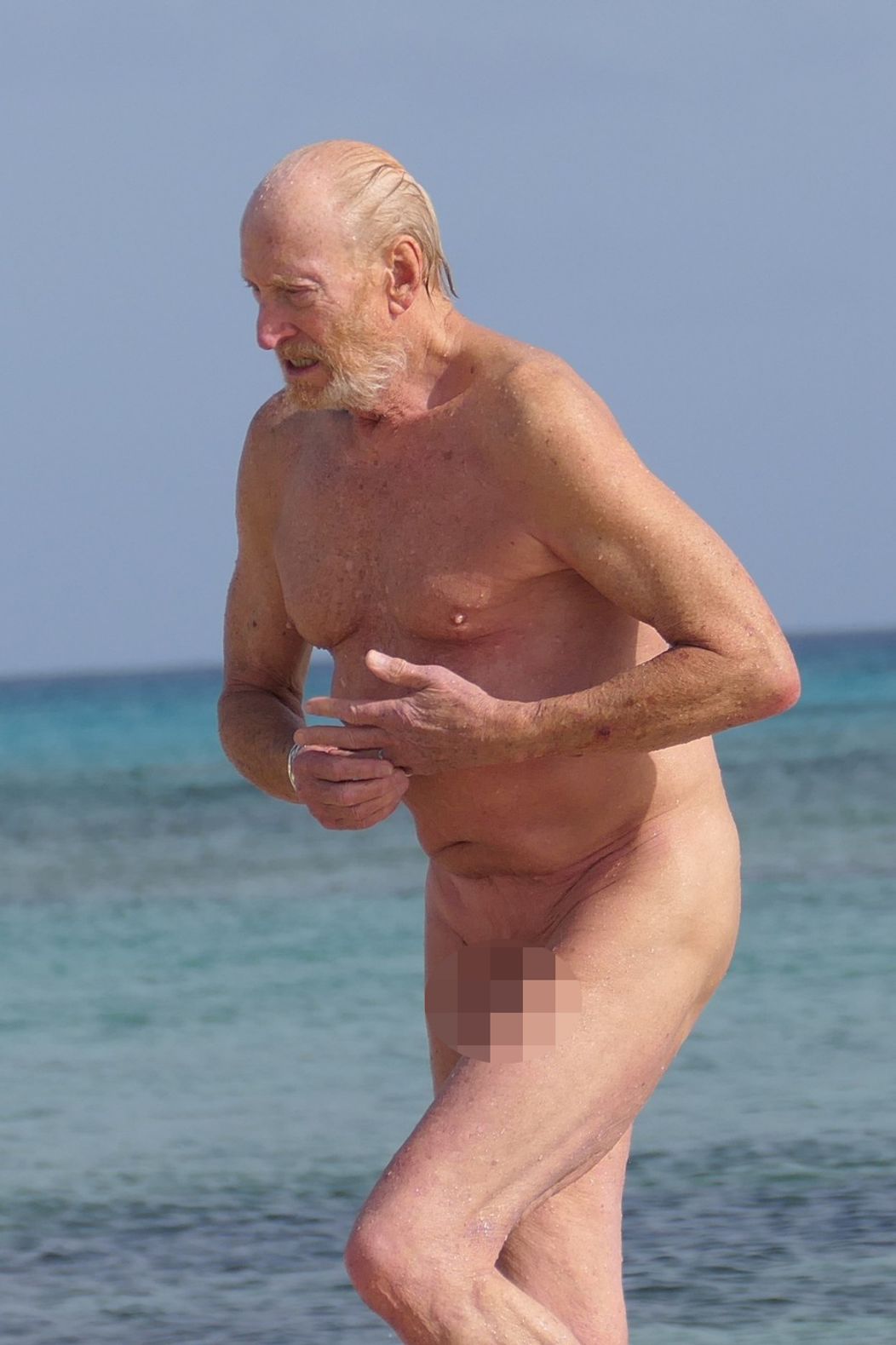 Herec Charles Dance s priateľkou na nuda pláži