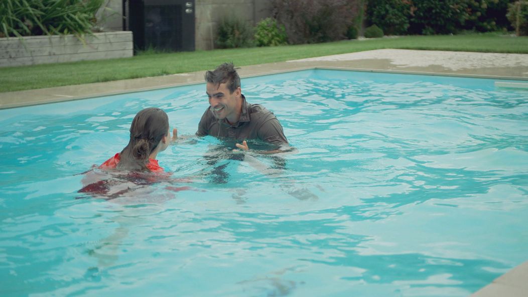 Naďa a Martin v bazéne