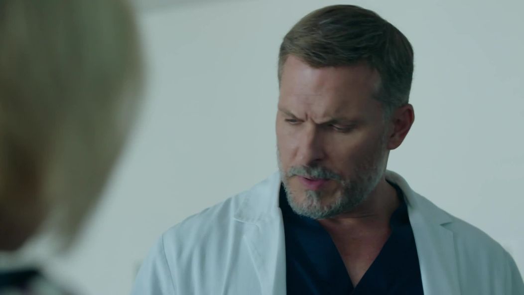 Pavlovič (Jozef Vajda) obviní Andreja (Ján Koleník) z napadnutia.