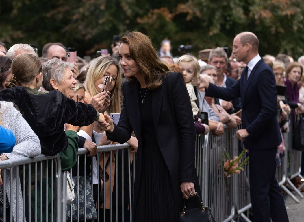William a Kate pozdravili smútiaci dav.