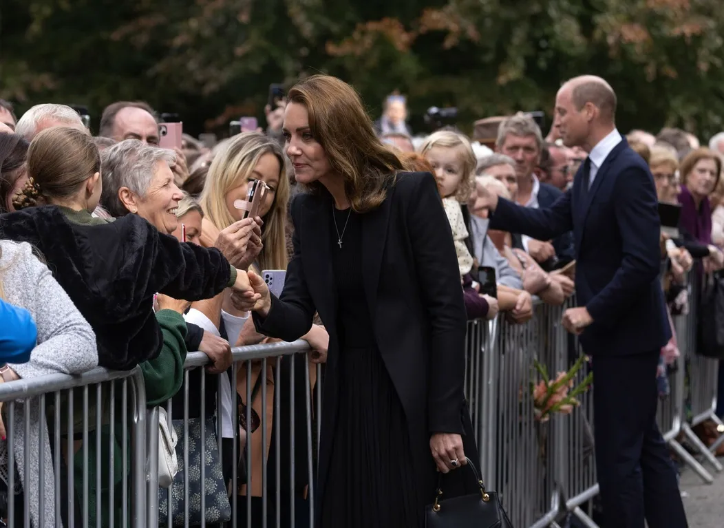 William a Kate pozdravili smútiaci dav.